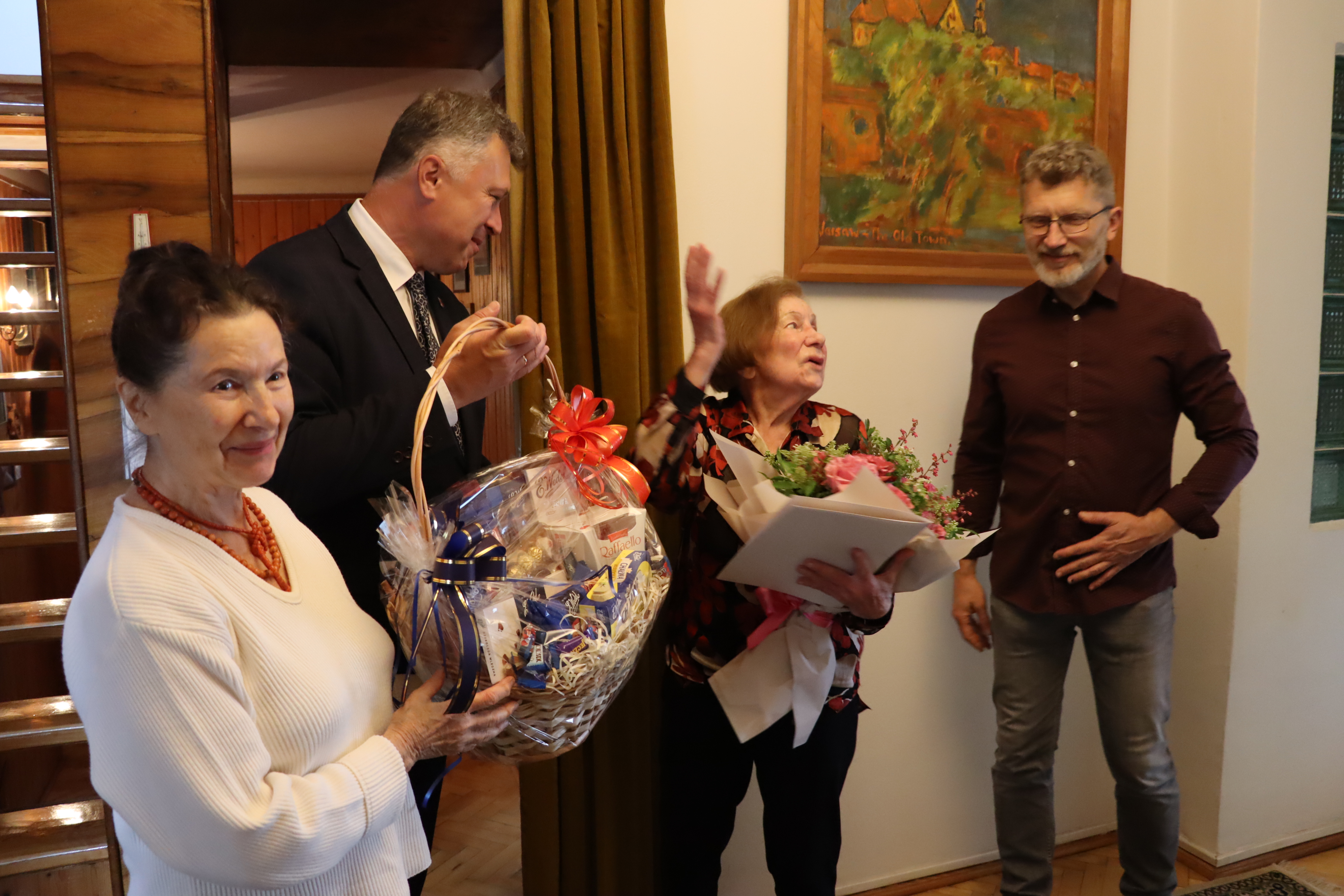 Bronisława Butyniec z rodziną i Burmistrzem Arkadiuszem Kosińskim