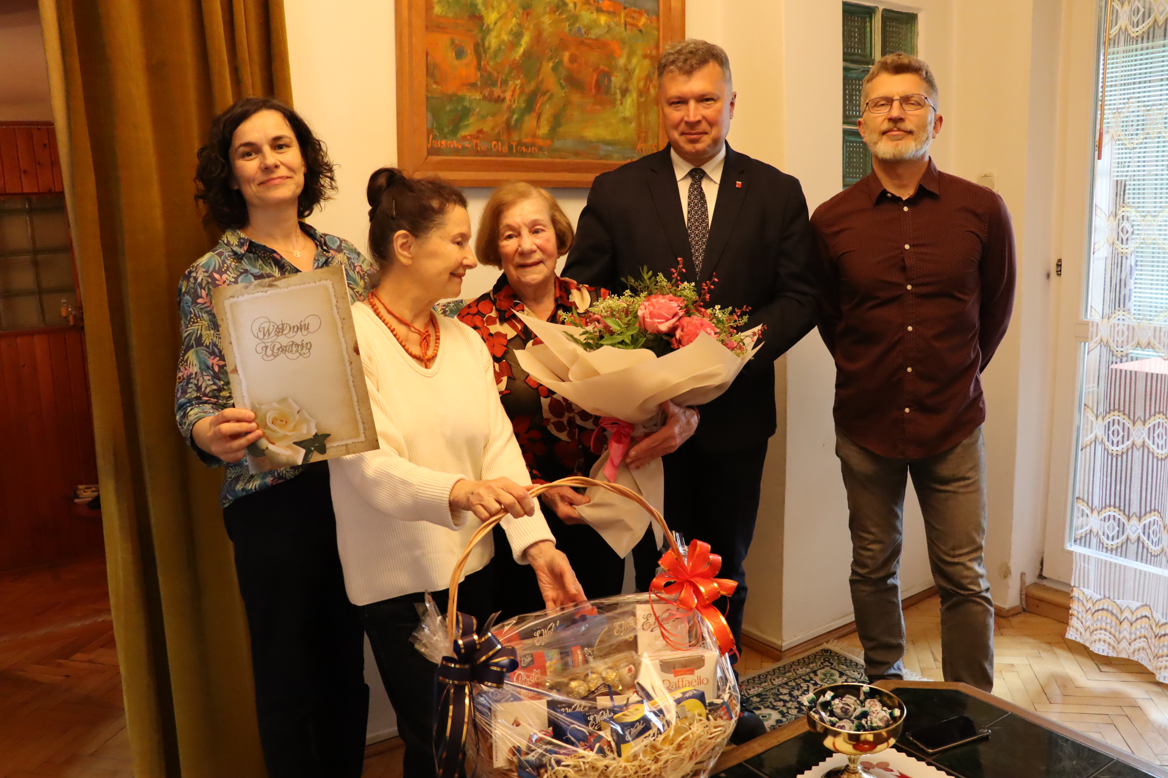 Bronisława Butyniec z rodziną i Burmistrzem Arkadiuszem Kosińskim