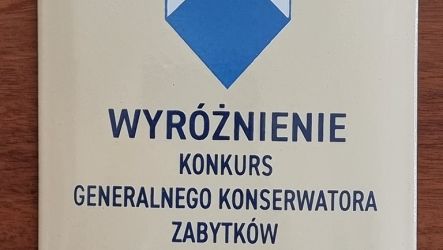 Zadbany pałac w Brwinowie