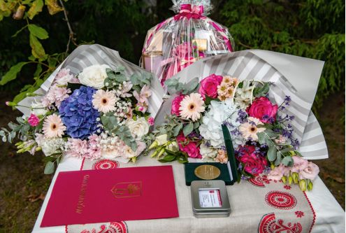 Pamiątkowy medal i dyplom honorowego obywatela Brwinowa – profesora Mariana Pokropka – został prz...