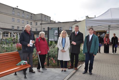 Przy głównym wejściu do Szkoły Podstawowej nr 2, na skwerze Stanisława Zymmera, nauczyciela, dzia...